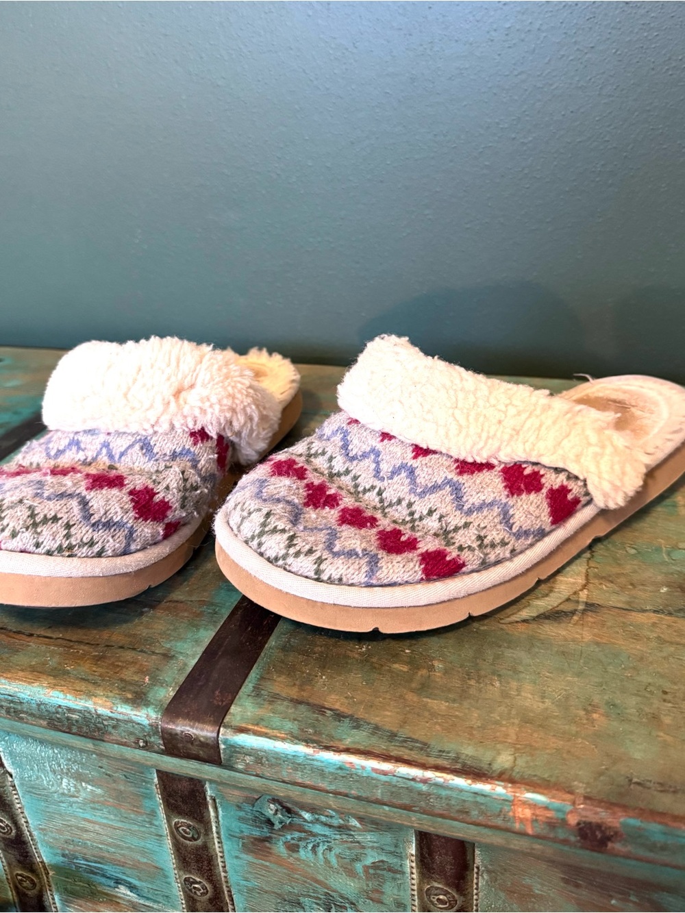 UGG Grey Knit Shearling Lined Slip-On Slippers. Cute “Sweater” Pattern. Size 8